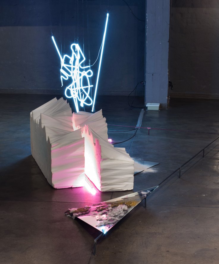 Climbing Glitz, 2016<br />
Sculptural Installation with felizol, neon lights, mirrors, tar, glitter, feathers, chalk