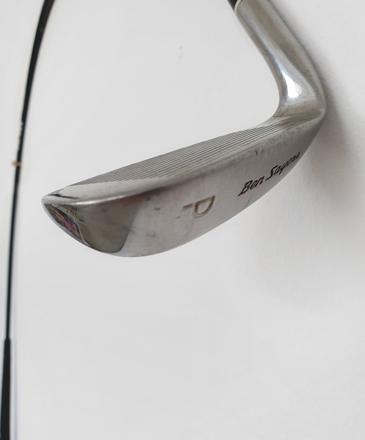 Could a golf club self-punish you?, 2018 <br />
Sculptural installation with a golf club, 95 x 85 cm