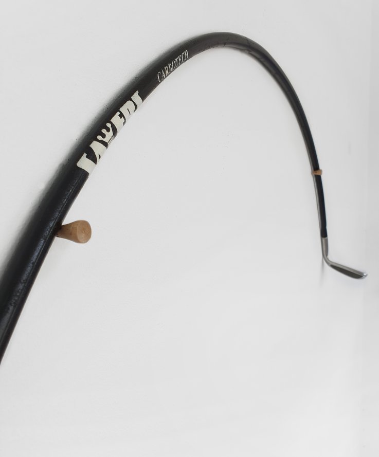 Could a golf club self-punish you?, 2018 <br />
Sculptural installation with a golf club, 95 x 85 cm