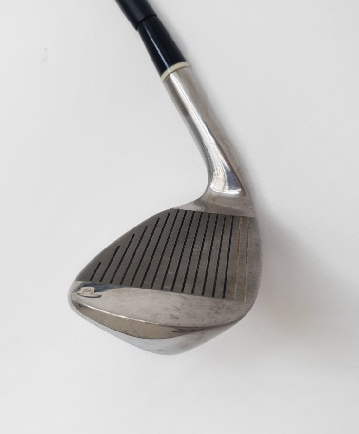 Could a golf club self-punish you?, 2018 <br />
Sculptural installation with a golf club, 95 x 85 cm